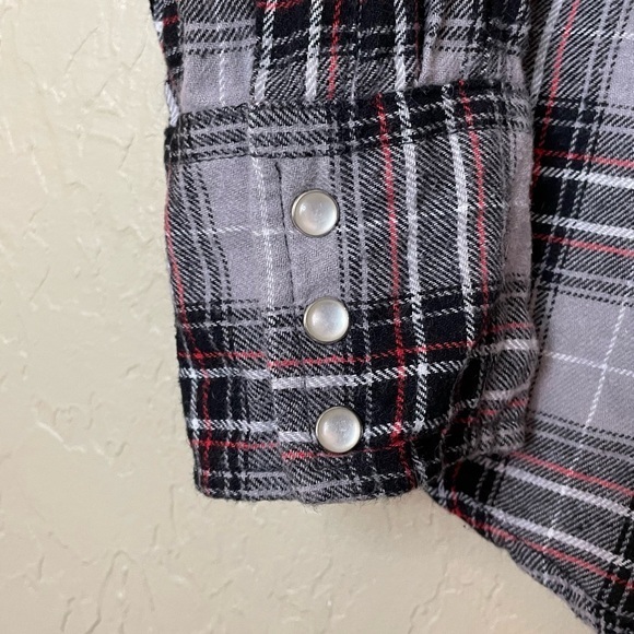 Wrangler Wrancher Red Black Grey and White Plaid Flannel‎ with Pearl Snaps Large - Picture 3 of 6